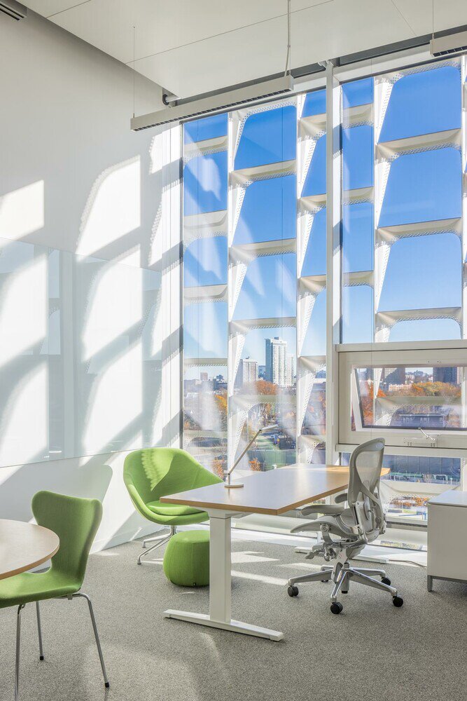 Harvard SEC — espacio interior con fachada
